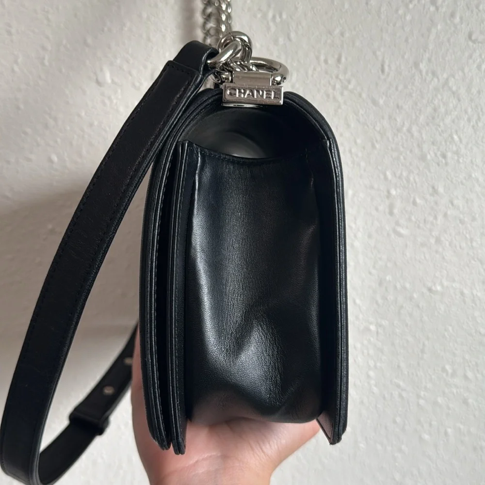 ❌SOLD❌ CHANEL Limited Edition Boy Flap Bag Chevron Lambskin Holographic Medium - Picture 15 of 16